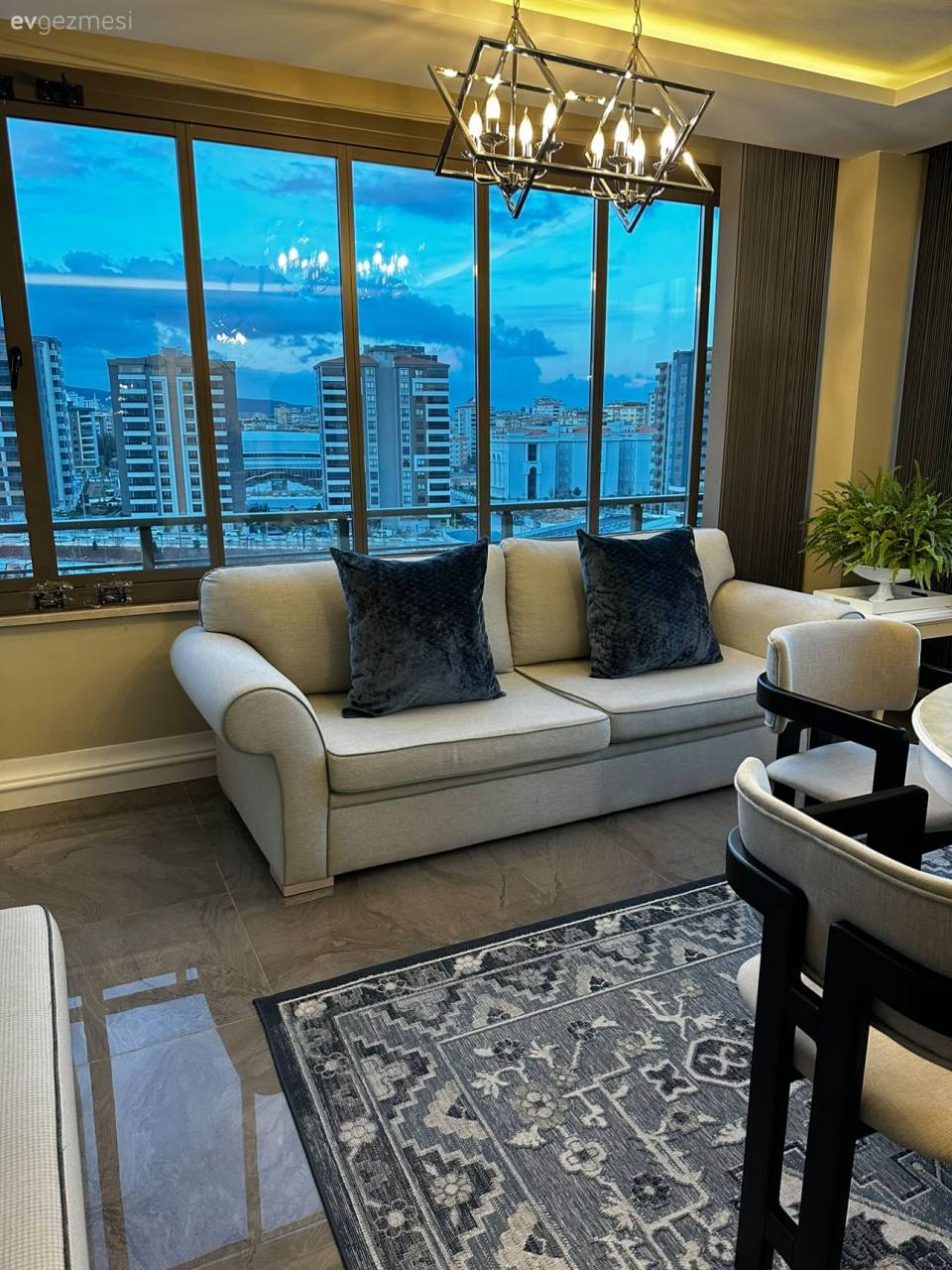 Bu Kış Bahçesi İçeriden Bir Odayı Aratmayacak Konfora Sahip!