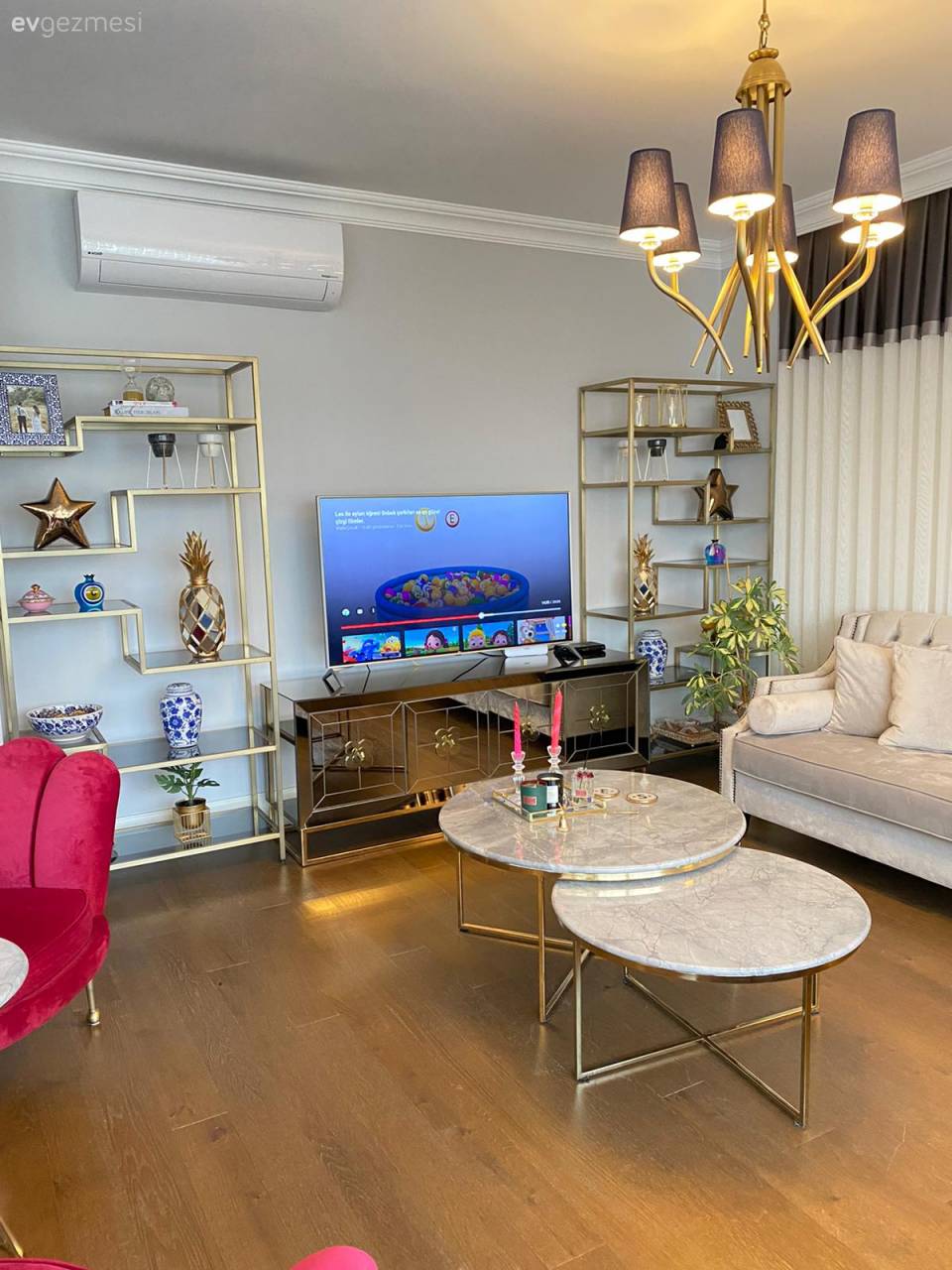 Mavi ve Fuşya Buluşması Bu Dekoru Enerjik Hale Getirmiş