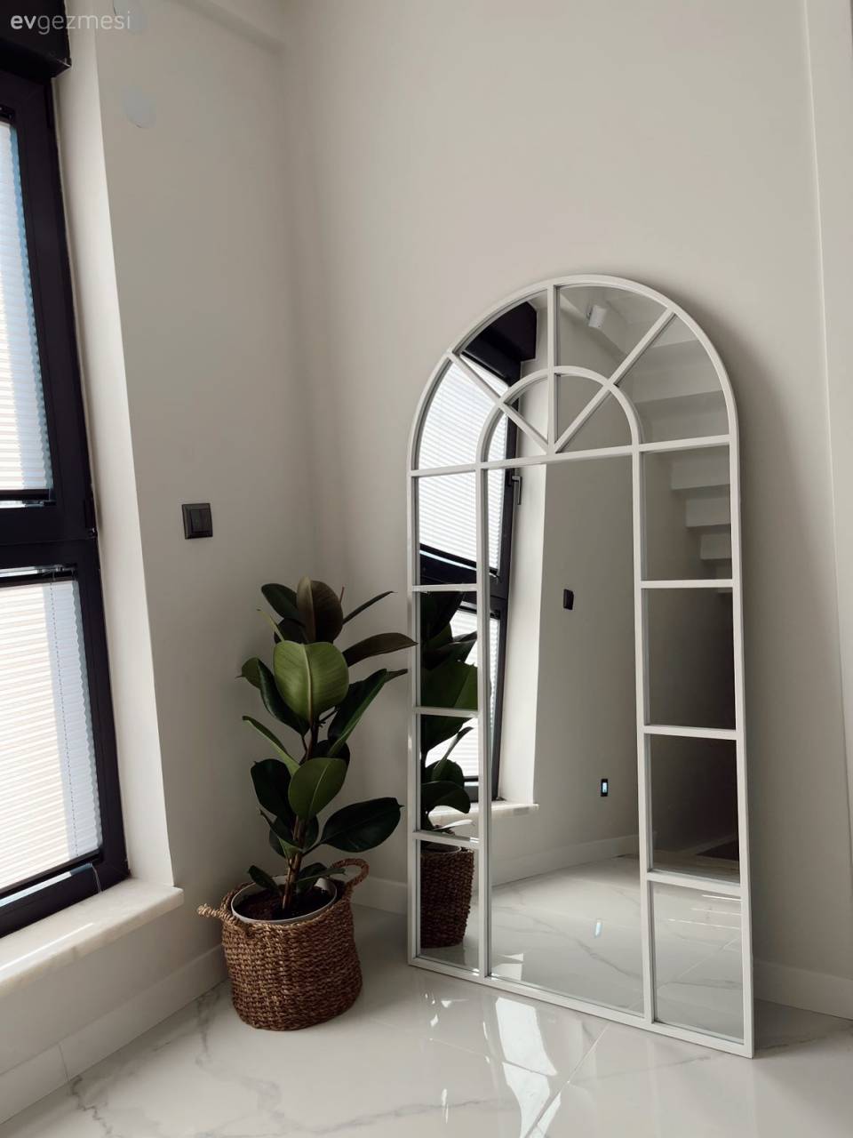 Bu Minimalist Evde Ahşap Detaylarla Monotonluğun Önüne Geçilmiş