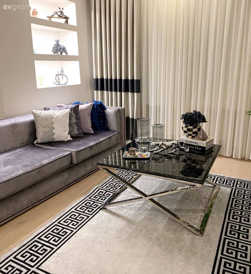 Bu Evde Metalik Işıltılar İddialı Renklerle Buluşmuş!