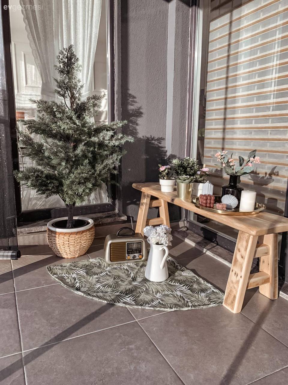 Beyaz ve Ahşap Uyumu Bu İstanbul Evinin Her Köşesinde Yankılanmış