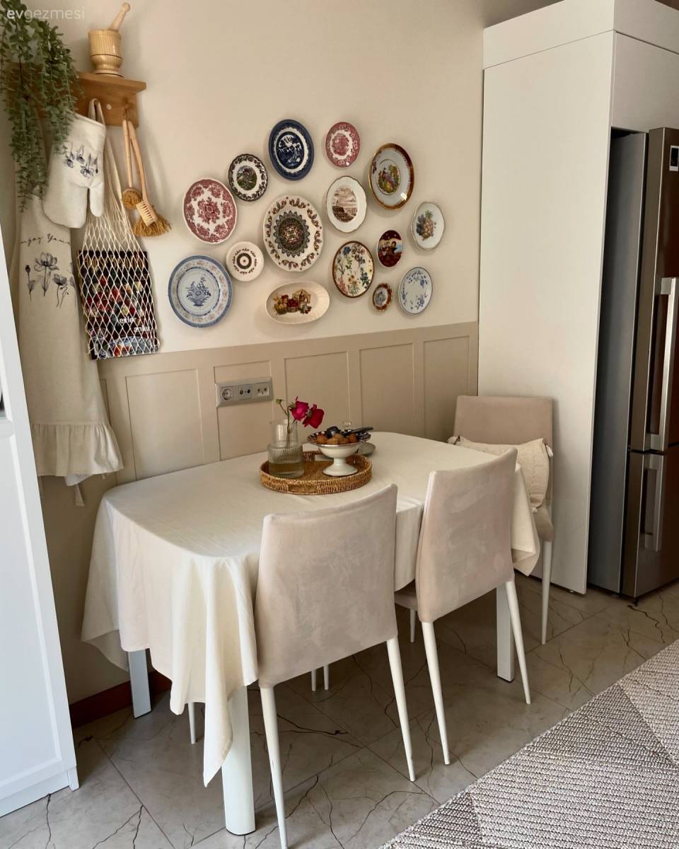 Ev Gezmesi: Duvar Tabaklarının Zarafetini Örneklendiren Bir Mutfak!