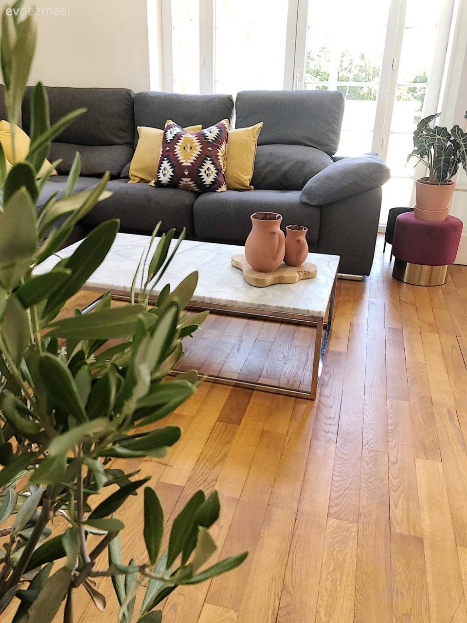 Bu Evin Renkleri Pencereden Yansıyan Güneşle Daha Güzelleşmiş