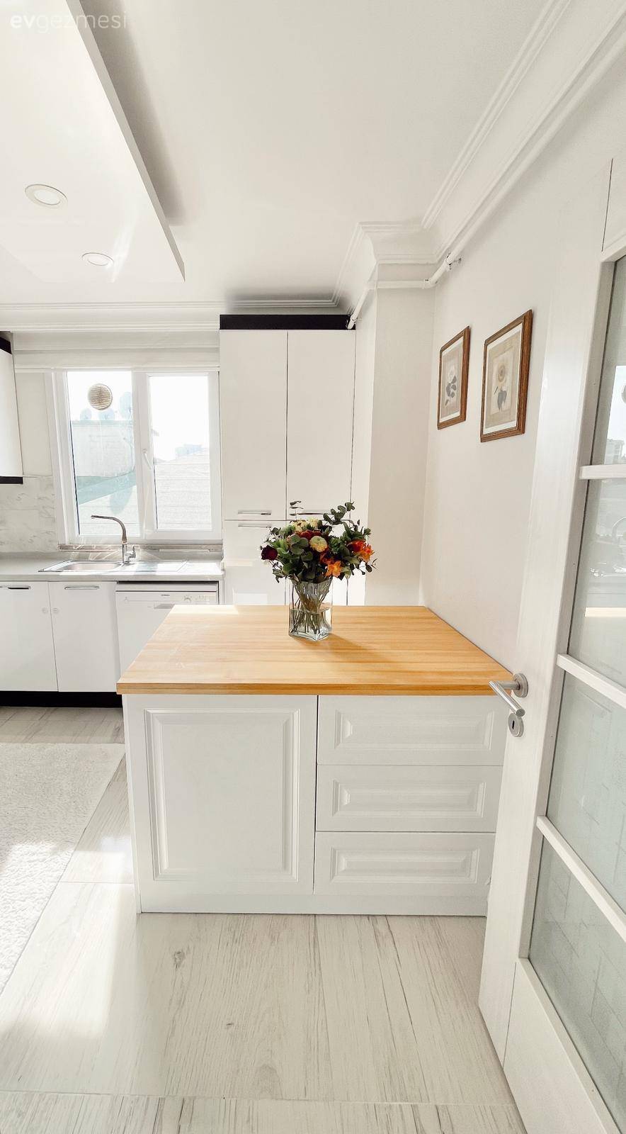 Modern Ruhlu Bu Evde Açık Renkler Birbirinden Kopmamış