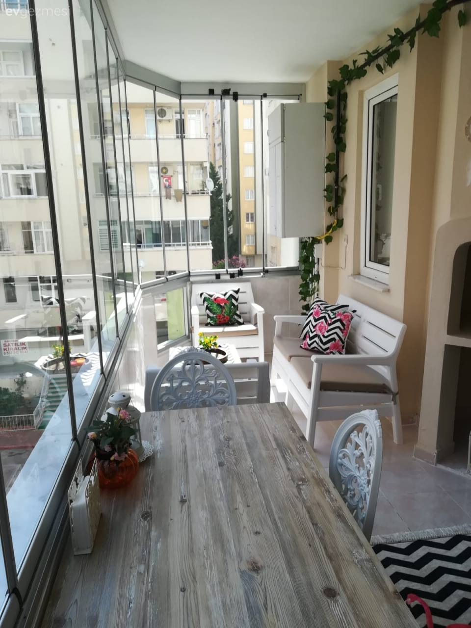 Bu Adana Balkonu Sıcak İklimi Olduğu Gibi Dekora Yansıtmış!