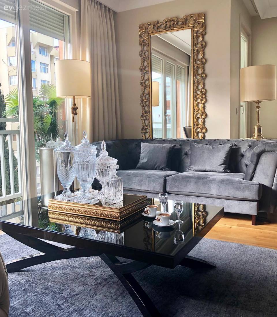Koca Aynalarla Kuşanmış Bu İstanbul Evinde Mekanın Sahibi 