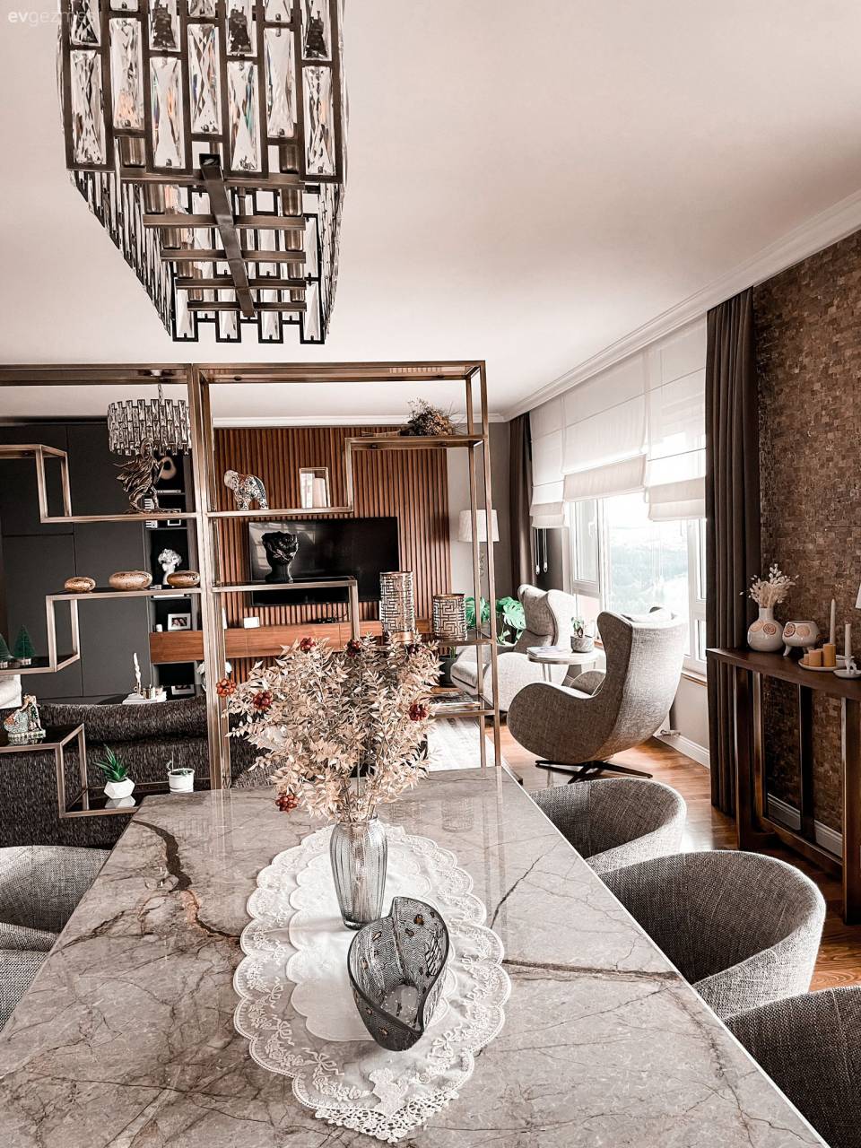 Bu Uyumlu Evde Duvarların Boş Durmasına Göz Yumulmamış