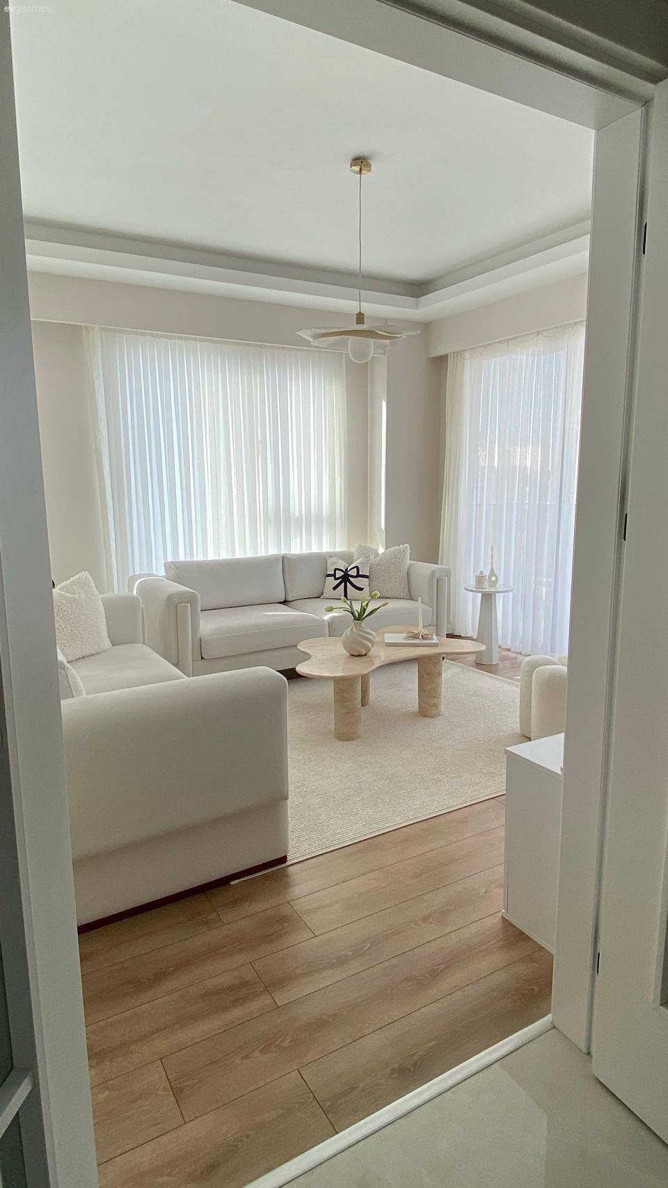 Beyaza Tutkun Bu Evde Formlar ve Dokularla Sıcaklık Sağlanmış