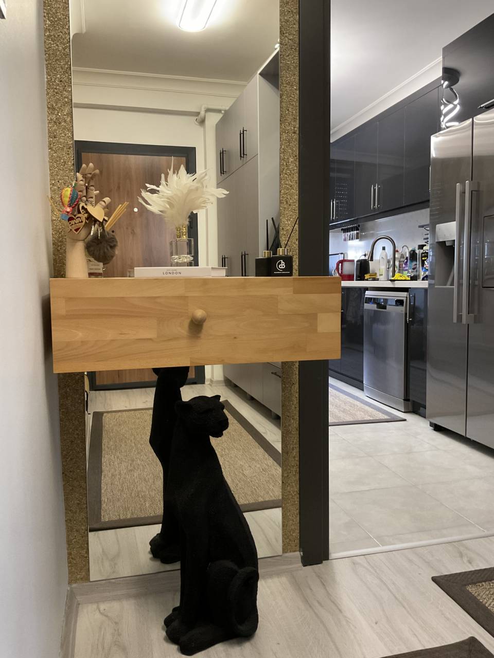 İstanbul'daki İki Katlı Bu Evde Duvarlar Odak Noktası