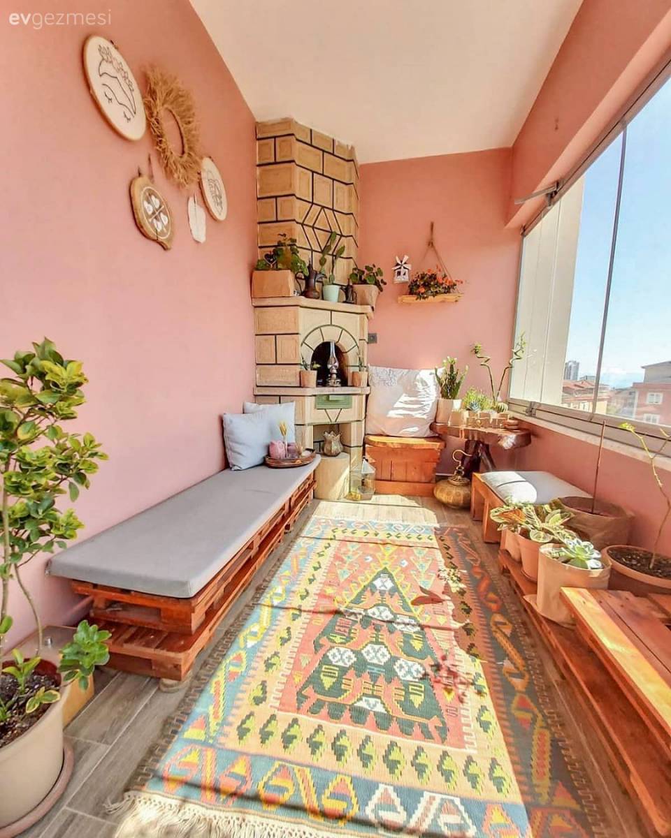 Cıvıl Cıvıl Balkonuyla Mutluluk Yayan Bir İstanbul Evi