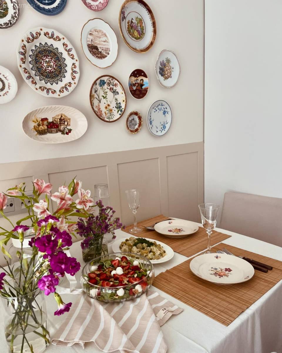 Ev Gezmesi: Duvar Tabaklarının Zarafetini Örneklendiren Bir Mutfak!