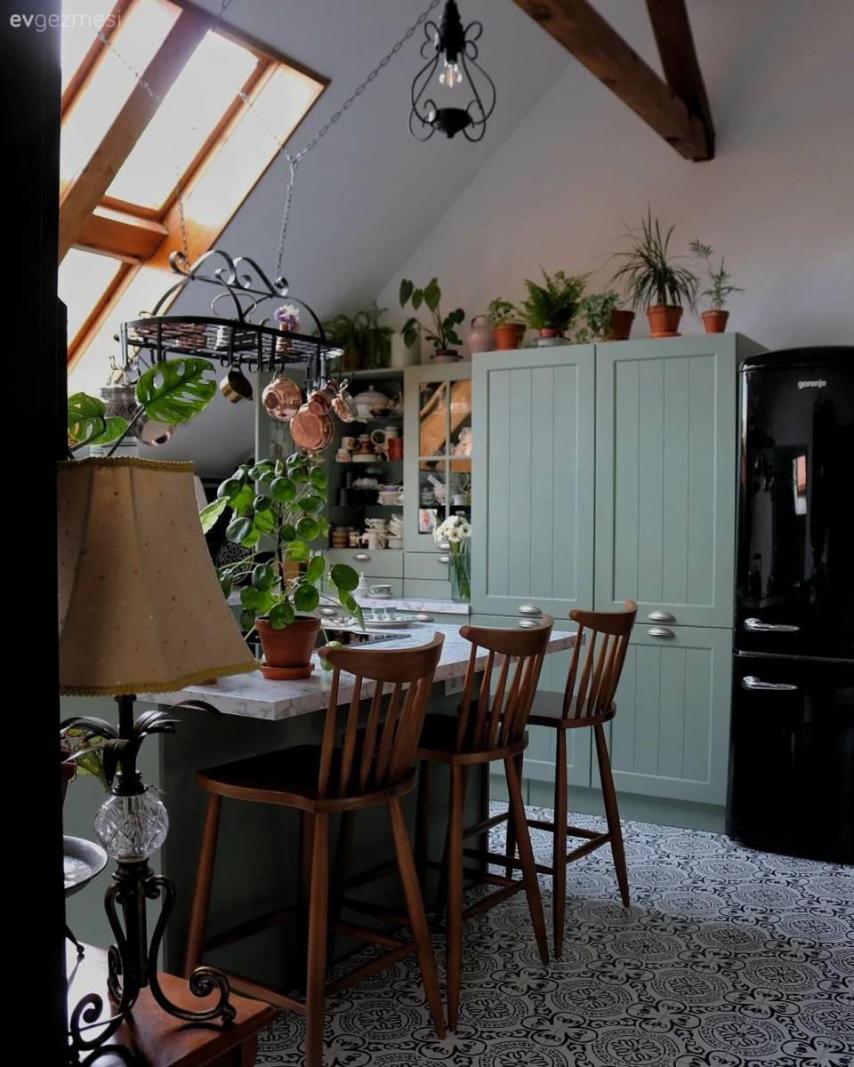 Kuyumcu Binasından Dönüşen Bu Ev Eski ve Yeniyi Bir Araya Getirmiş!