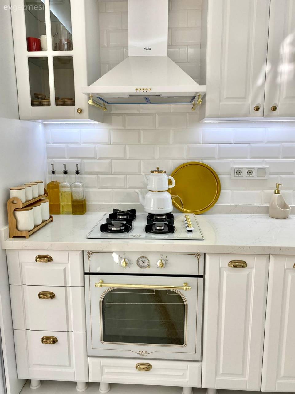 Bu Muğla Mutfağında Beyaz Renk Aşçı, Ahşap da Yamağı