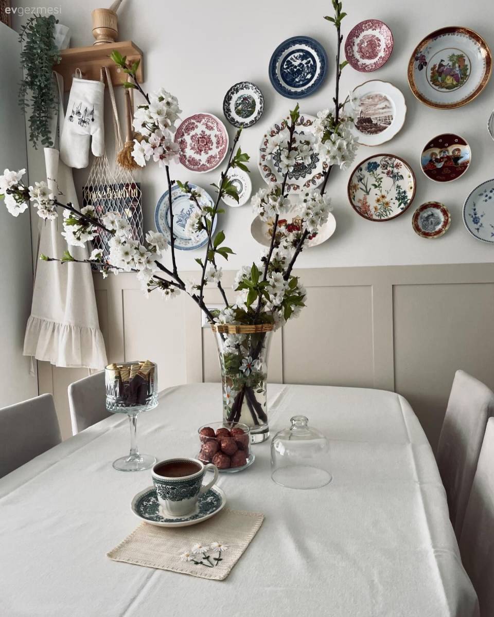 Ev Gezmesi: Duvar Tabaklarının Zarafetini Örneklendiren Bir Mutfak!