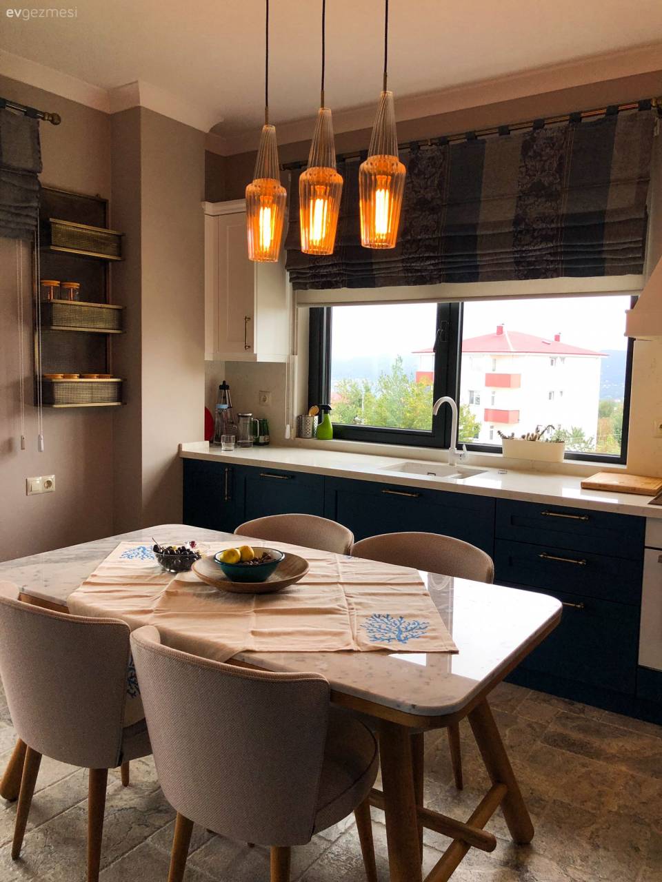 Beyaz Mutfaklardan Sıkılanlar İçin Denize Bakan Mavi Bir Mutfak