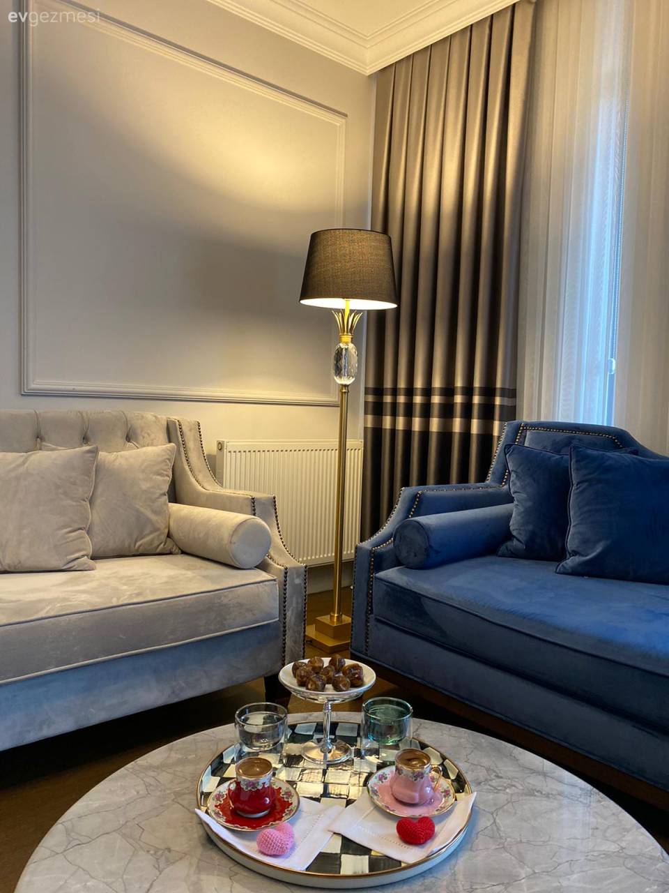 Mavi ve Fuşya Buluşması Bu Dekoru Enerjik Hale Getirmiş