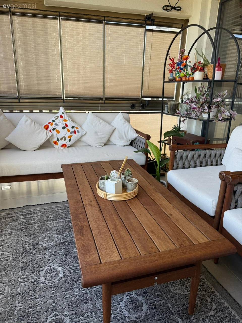 Penceresi Bol Bu Evde Sadelik ve Işıltıya Eşit Oranda Yer Var