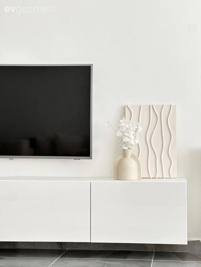 Bu Minimal Evde Beyaz ve Siyahın Arasına Başka Renk Girmemiş