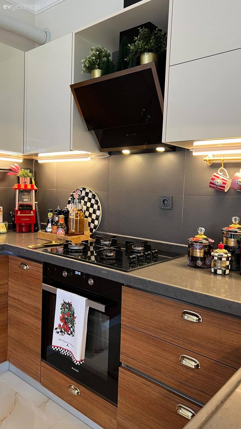 Ahşabın Dört Yanı Kuşattığı Bu Mutfak Bugünle Geçmiş Arasında