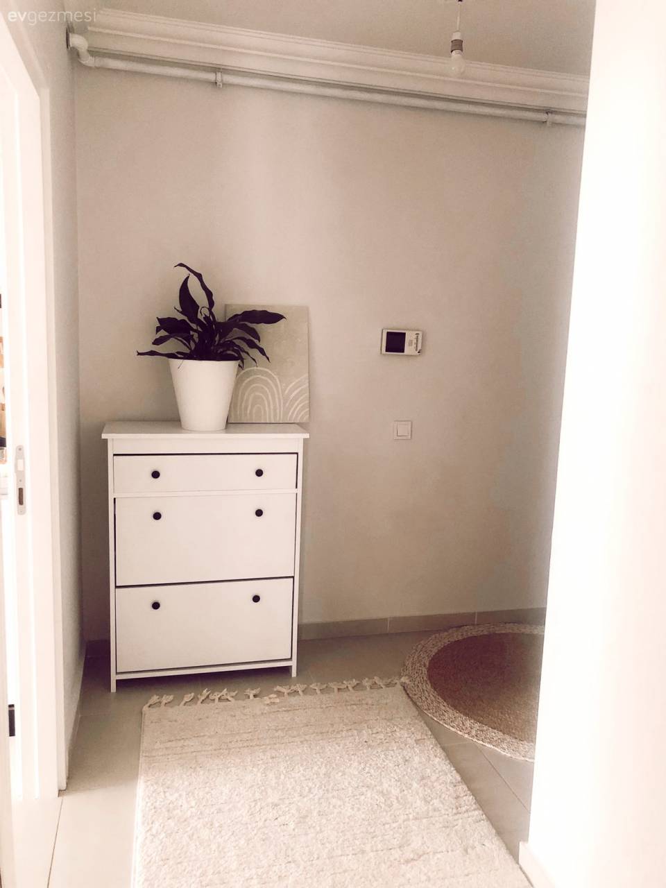 Bu Minimalist Ev Renkli Çizimlerle Hareket Kazanmış!