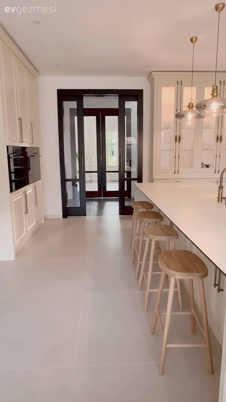 Cam Kapaklı Dolaplar Mutfağın Estetiğine Katkı Sağlamış!