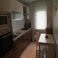 Ev Gezmesi: Bu evde beyaz, lacivert ve bordo gibi asil tonlarla göz alıcılık kazanmış.