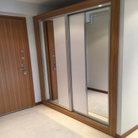 Ev Gezmesi: Bu evde beyaz, lacivert ve bordo gibi asil tonlarla göz alıcılık kazanmış.