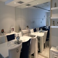 Ev Gezmesi: Bu evde beyaz, lacivert ve bordo gibi asil tonlarla göz alıcılık kazanmış.