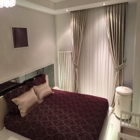 Ev Gezmesi: Bu evde beyaz, lacivert ve bordo gibi asil tonlarla göz alıcılık kazanmış.