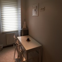 Ev Gezmesi: Bu evde beyaz, lacivert ve bordo gibi asil tonlarla göz alıcılık kazanmış.