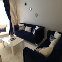 Ev Gezmesi: Bu evde beyaz, lacivert ve bordo gibi asil tonlarla göz alıcılık kazanmış.