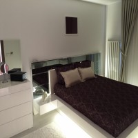 Ev Gezmesi: Bu evde beyaz, lacivert ve bordo gibi asil tonlarla göz alıcılık kazanmış.