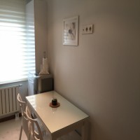 Ev Gezmesi: Bu evde beyaz, lacivert ve bordo gibi asil tonlarla göz alıcılık kazanmış.