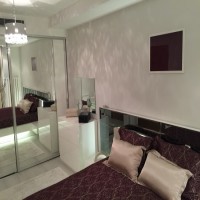 Ev Gezmesi: Bu evde beyaz, lacivert ve bordo gibi asil tonlarla göz alıcılık kazanmış.