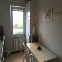 Ev Gezmesi: Bu evde beyaz, lacivert ve bordo gibi asil tonlarla göz alıcılık kazanmış.