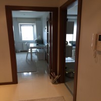 Ev Gezmesi: Bu evde beyaz, lacivert ve bordo gibi asil tonlarla göz alıcılık kazanmış.