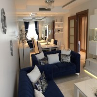 Ev Gezmesi: Bu evde beyaz, lacivert ve bordo gibi asil tonlarla göz alıcılık kazanmış.