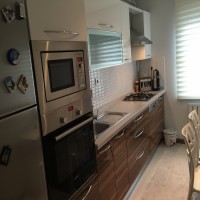 Ev Gezmesi: Bu evde beyaz, lacivert ve bordo gibi asil tonlarla göz alıcılık kazanmış.