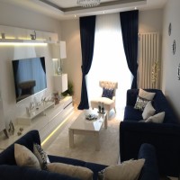 Ev Gezmesi: Bu evde beyaz, lacivert ve bordo gibi asil tonlarla göz alıcılık kazanmış.