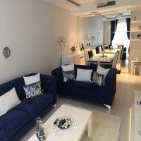 Ev Gezmesi: Bu evde beyaz, lacivert ve bordo gibi asil tonlarla göz alıcılık kazanmış.