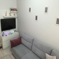 Ev Gezmesi: Bu evde beyaz, lacivert ve bordo gibi asil tonlarla göz alıcılık kazanmış.