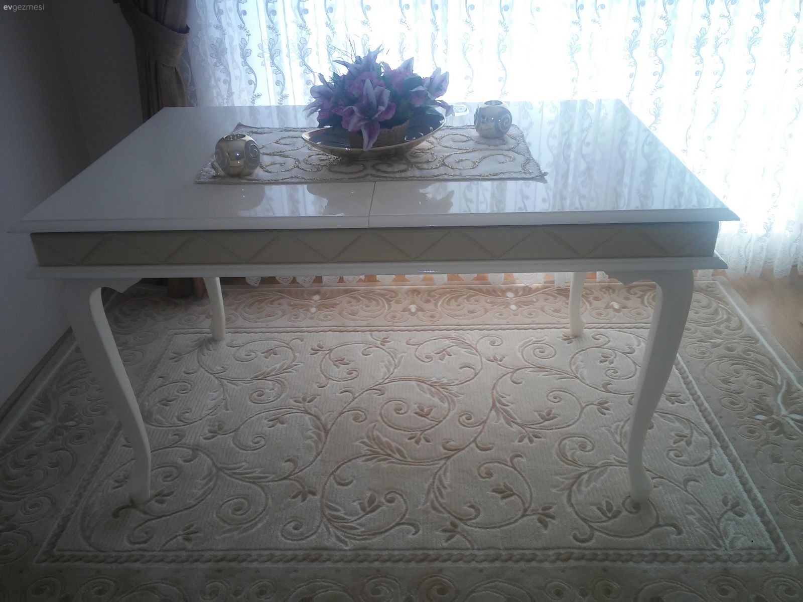 Yemek masamin sandalye rengi ne olmali yardim lutfen