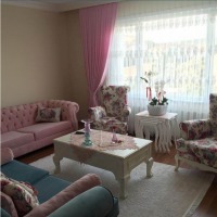 Pembeler Mavilerle Neşeli ve Genç Bir Ev