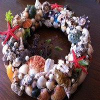 Sahilden toplanan deniz kabuklarından kapı süsü