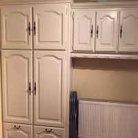 Ahşaptan beyaza boyanarak, dönüşüm geçirmiş bir mutfak