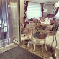 Şirin Hanım'ın pembeler ve çiçek desenler içindeki country tarzı evi