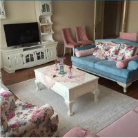 Pembeler Mavilerle Neşeli ve Genç Bir Ev