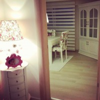 Şirin Hanım'ın pembeler ve çiçek desenler içindeki country tarzı evi