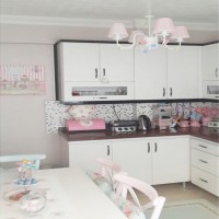 Mavi, pembe ve çiçek desenlerle country bir ev