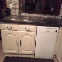 Ahşaptan beyaza boyanarak, dönüşüm geçirmiş bir mutfak